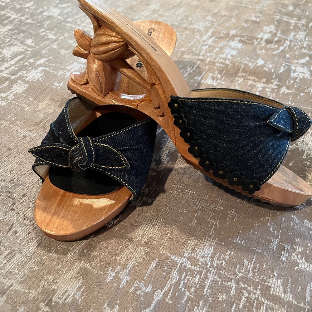 NWOT Size 6, 3 inches Hand Carved Lucky Wooden Sandals with Jean Straps